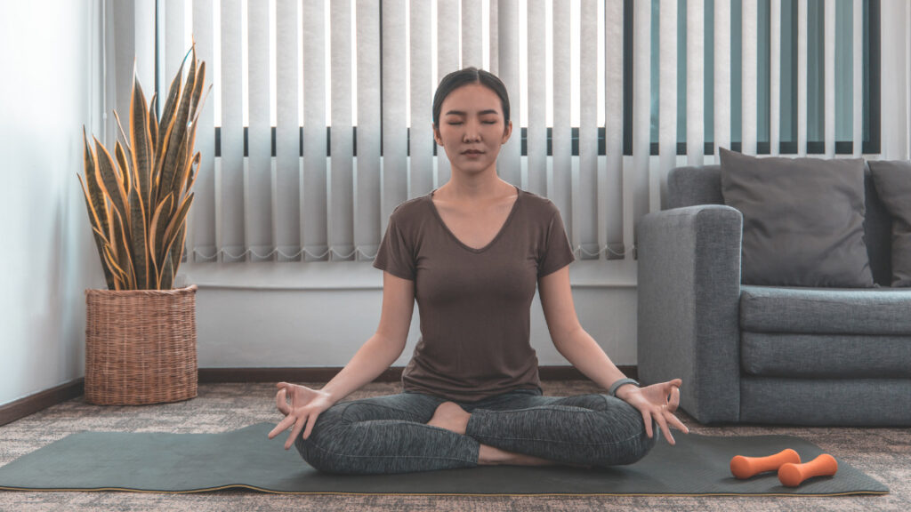 Posturas de Yoga para aliviar constipação