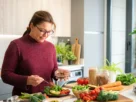 mulher com SOP preparando alimentação saudável em casa
